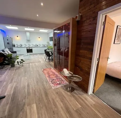 Terry's Yard, Southville, Apartman