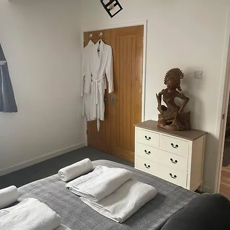 Apartment Terry's Yard, Southville, *