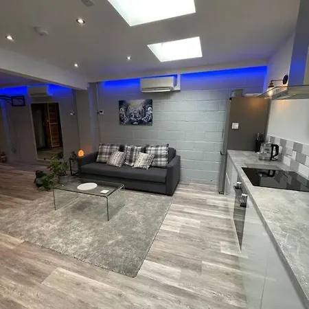 Terry's Yard, Southville, * بريستول